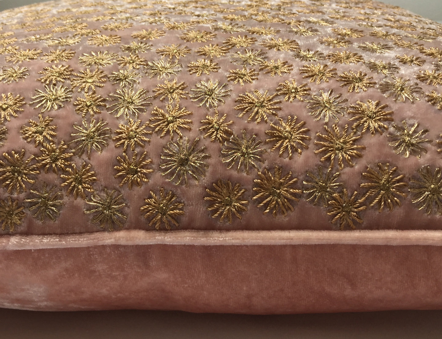 Anke Drechsel Kissen MARLA Rose Quartz Bestickt Seiden Samt Rosa Gold
