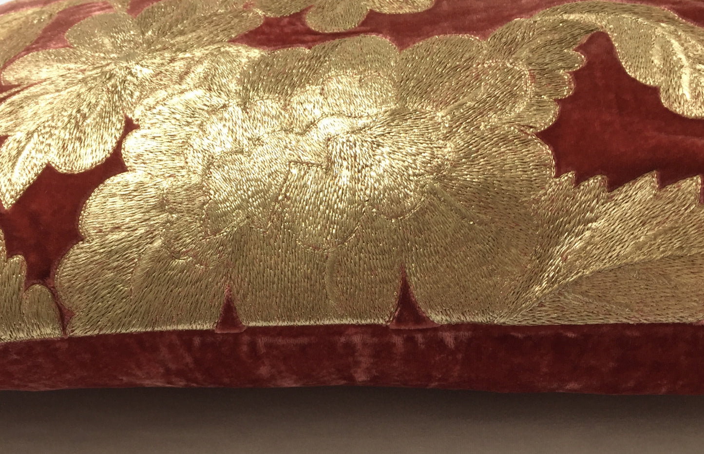 Anke Drechsel Kissen Meisterstück OLIVIA Toscana Metallic Bestickt Seiden Samt Wine Rot