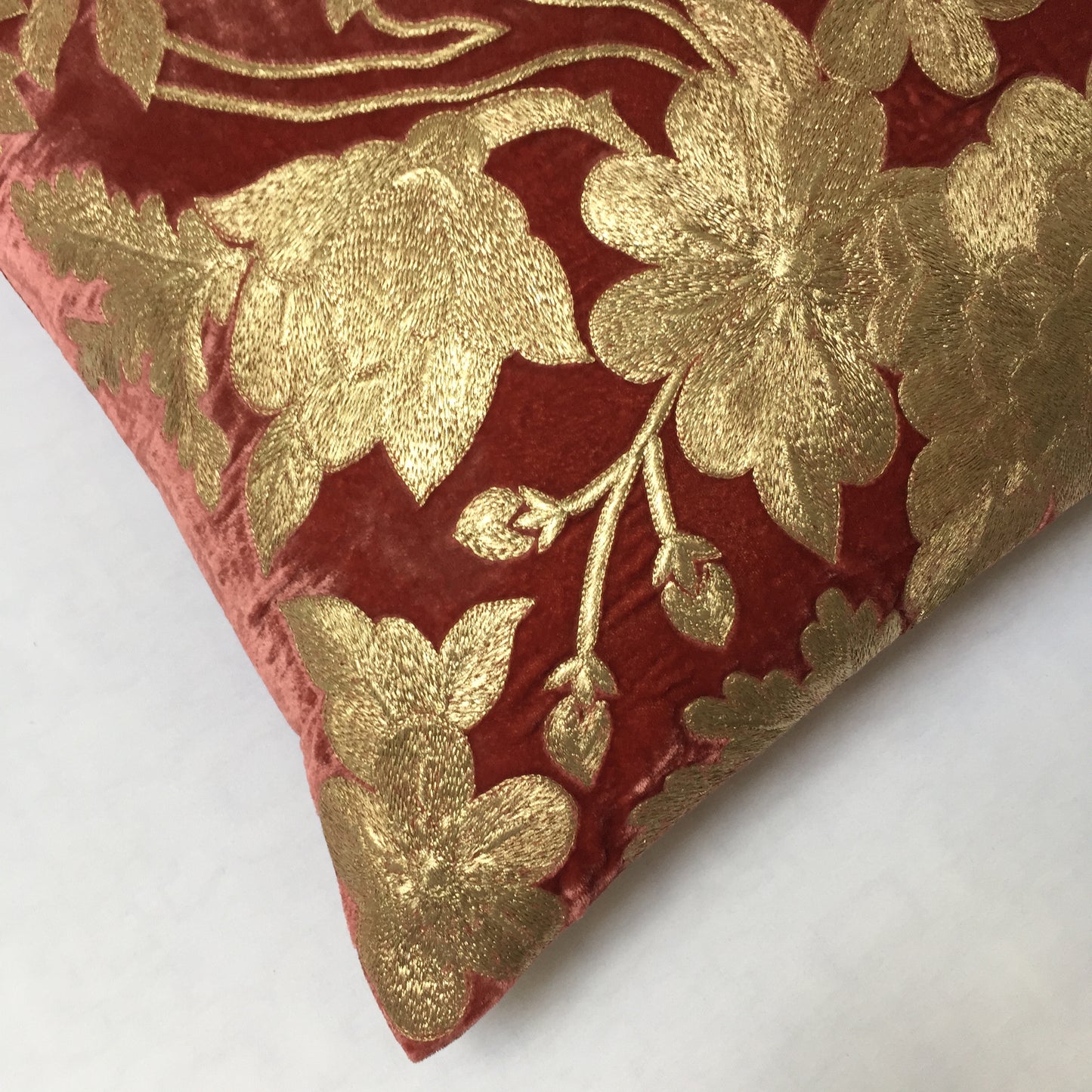 Anke Drechsel Kissen Meisterstück OLIVIA Toscana Metallic Bestickt Seiden Samt Wine Rot