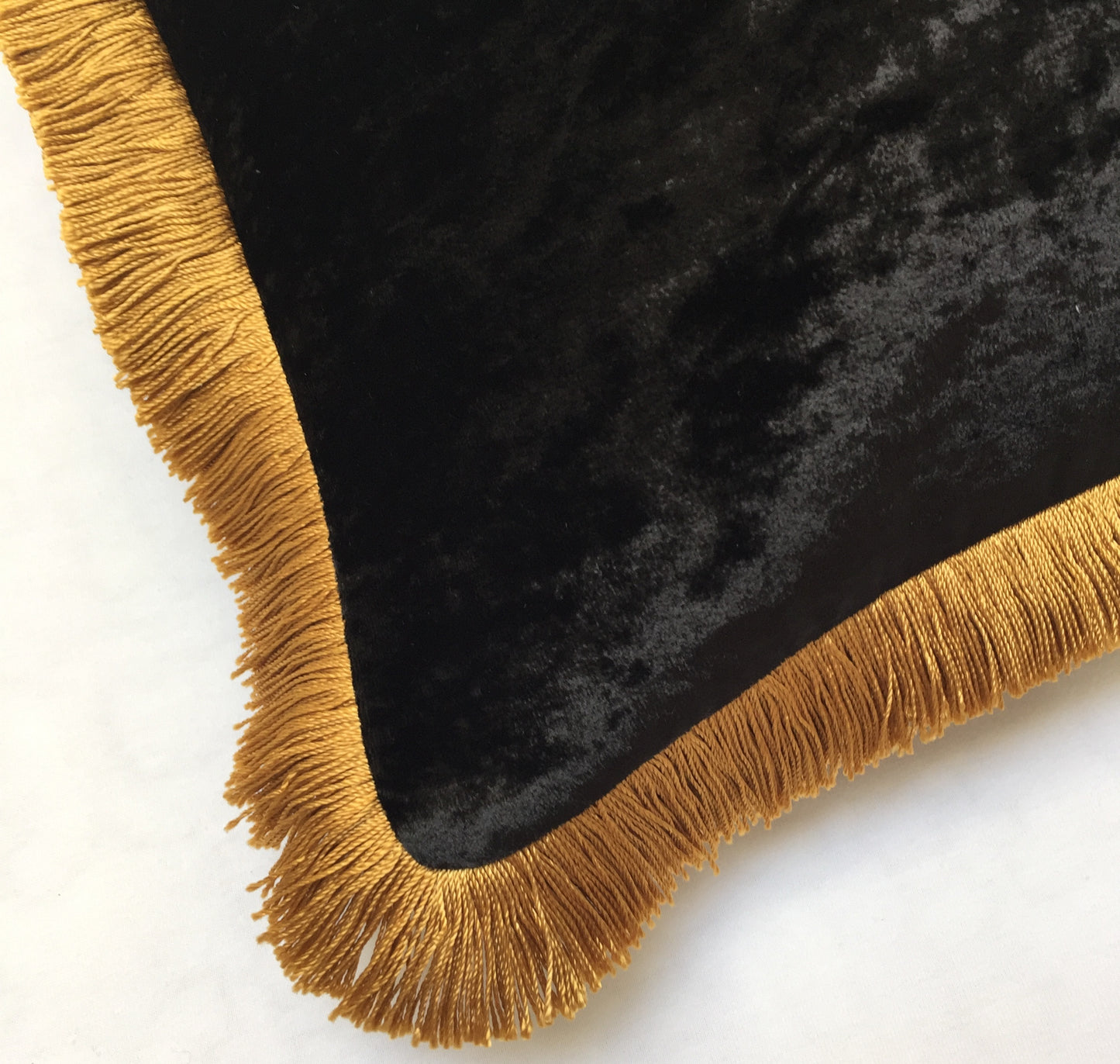 Anke Drechsel Kissen PLAIN Gold Franzen Schwarz Seiden Samt