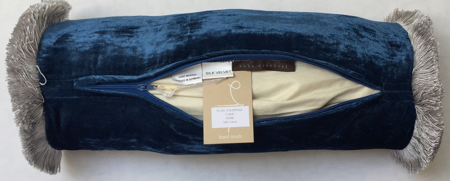 Anke Drechsel Rollkissen PLAIN Silber Franzen Seiden Samt Cobalt Blau