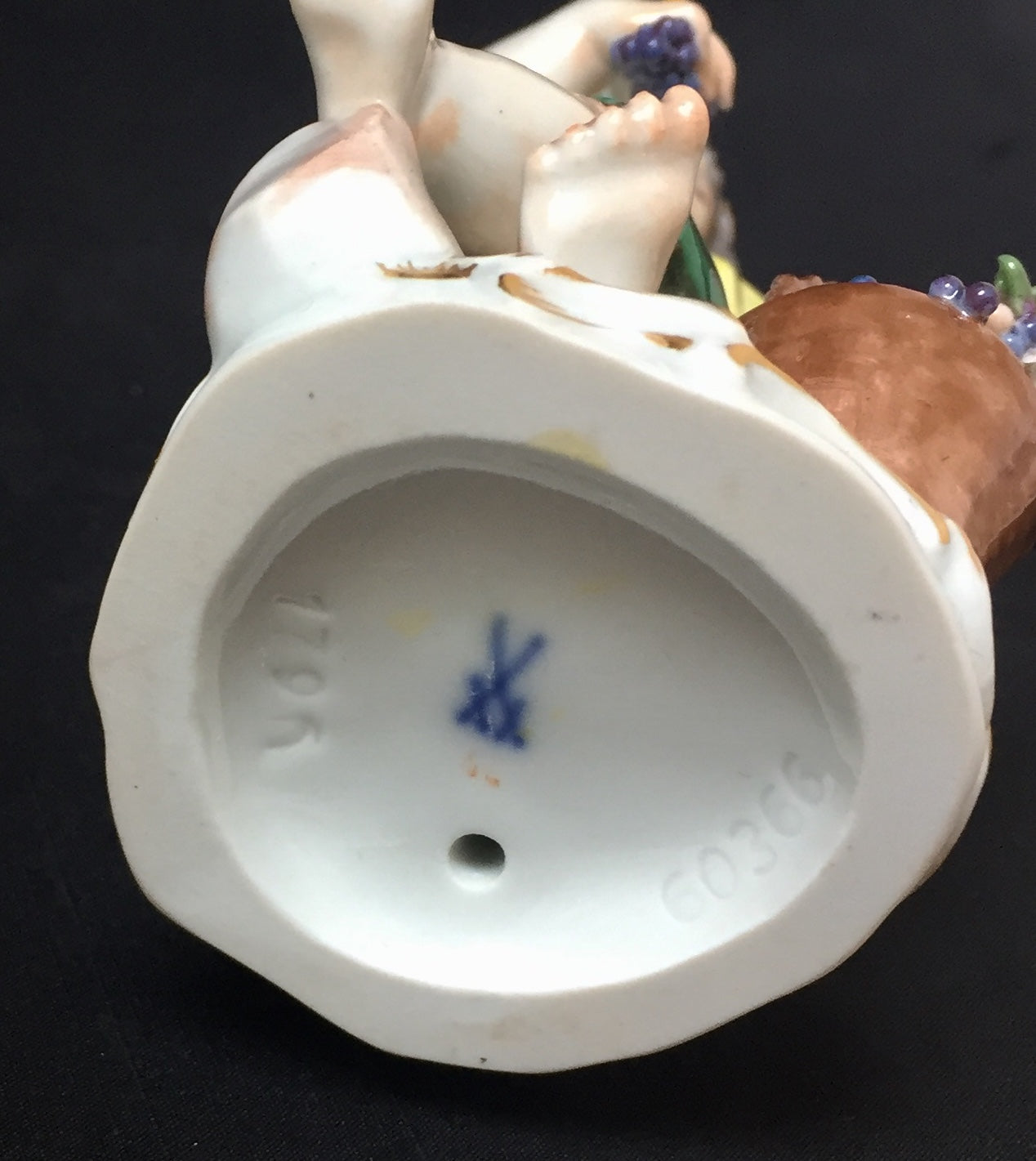 Meissen Figur Gärtnerkind mit Traubenkorb 1. Wahl Porzellan Bunt Kändler