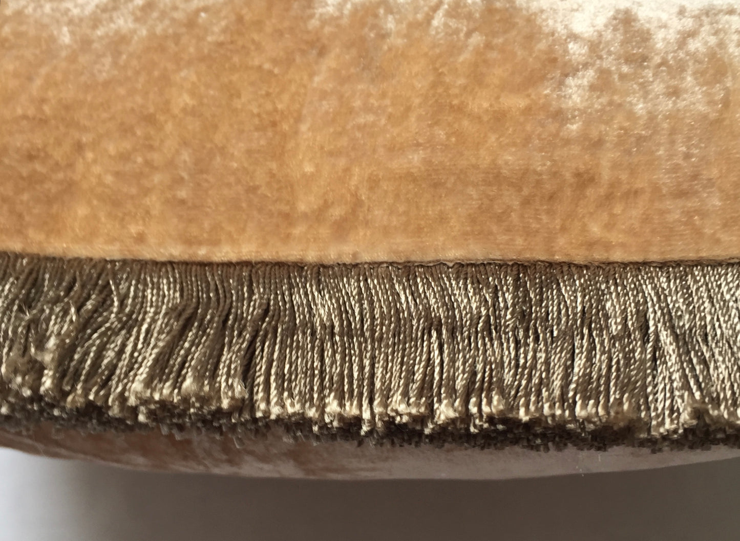 Anke Drechsel Kissen PLAIN Silber Franzen Taupe Seiden Samt Kamel Beige