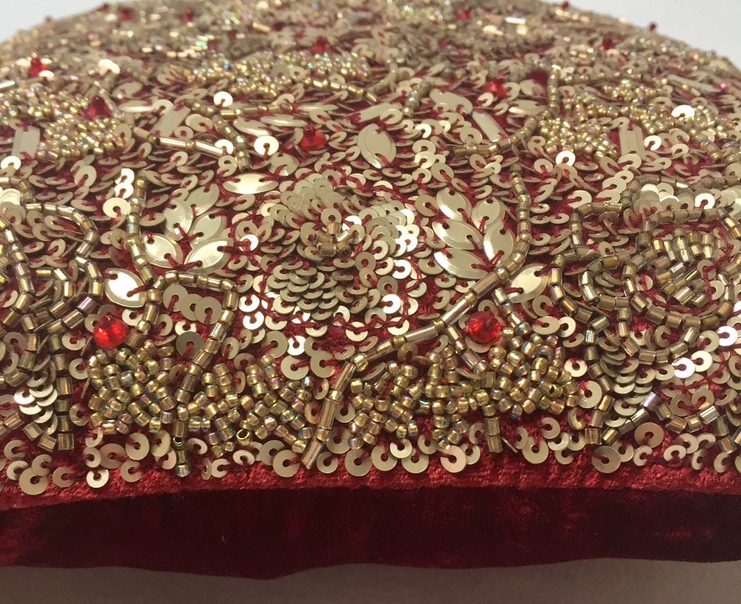 Anke Drechsel Kissen Haute Couture Enchanted Granatapfel Bestickt Seiden Samt Rot Gold