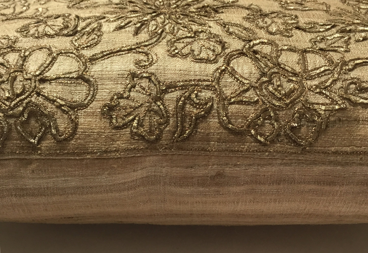 Anke Drechsel Kissen Haute Couture Floral Gold Metallic Bestickt Naturseide Beige