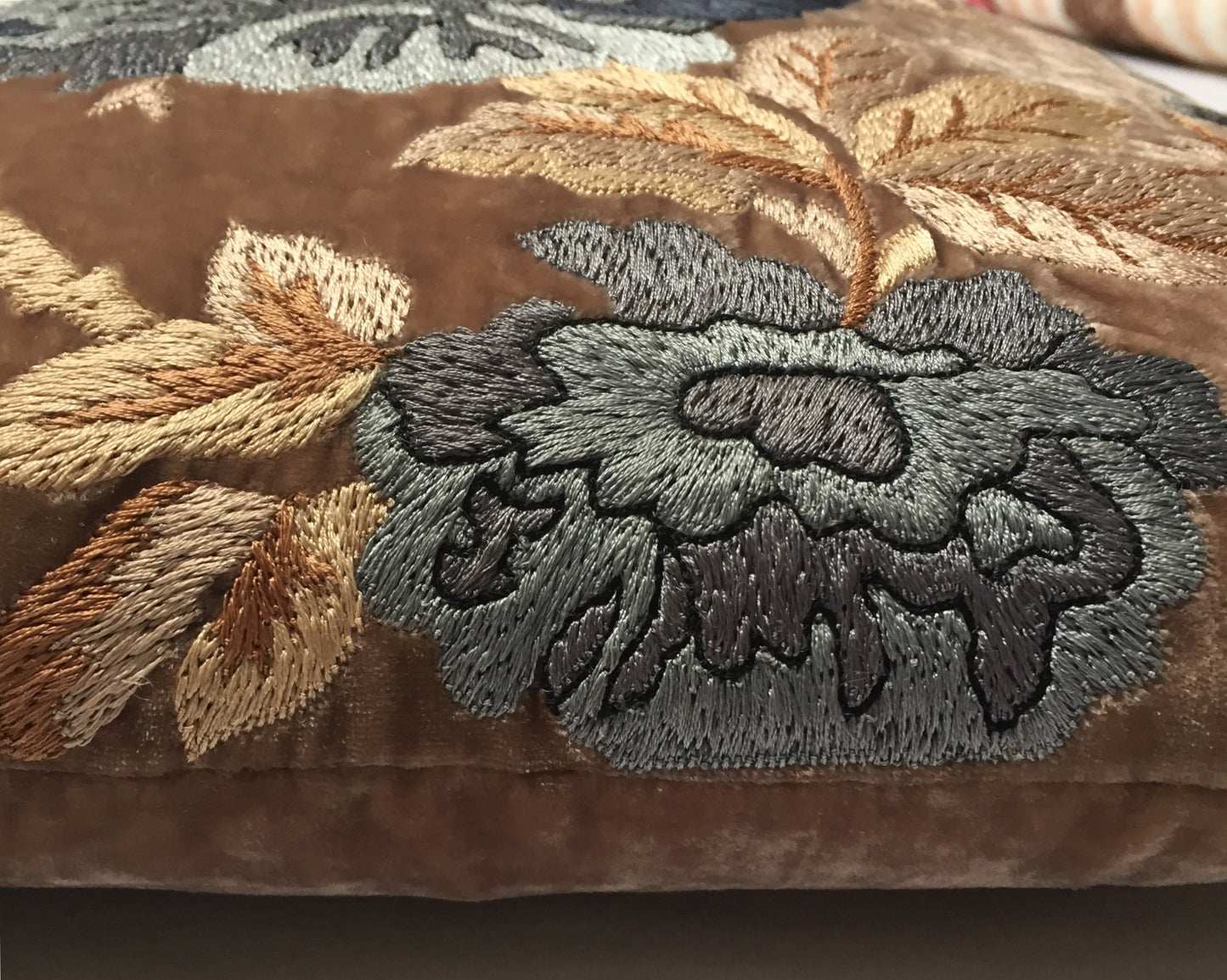 Anke Drechsel Kissen Haute Couture Taupe Rose Bestickt Seiden Samt Beige Blau
