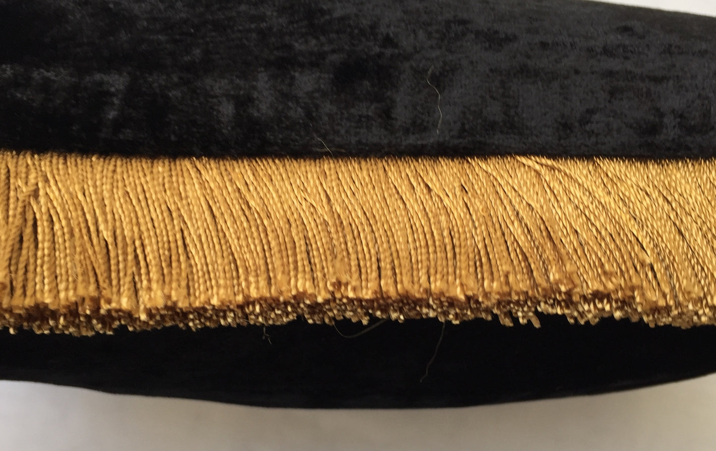 Anke Drechsel Kissen PLAIN Gold Franzen Schwarz Seiden Samt