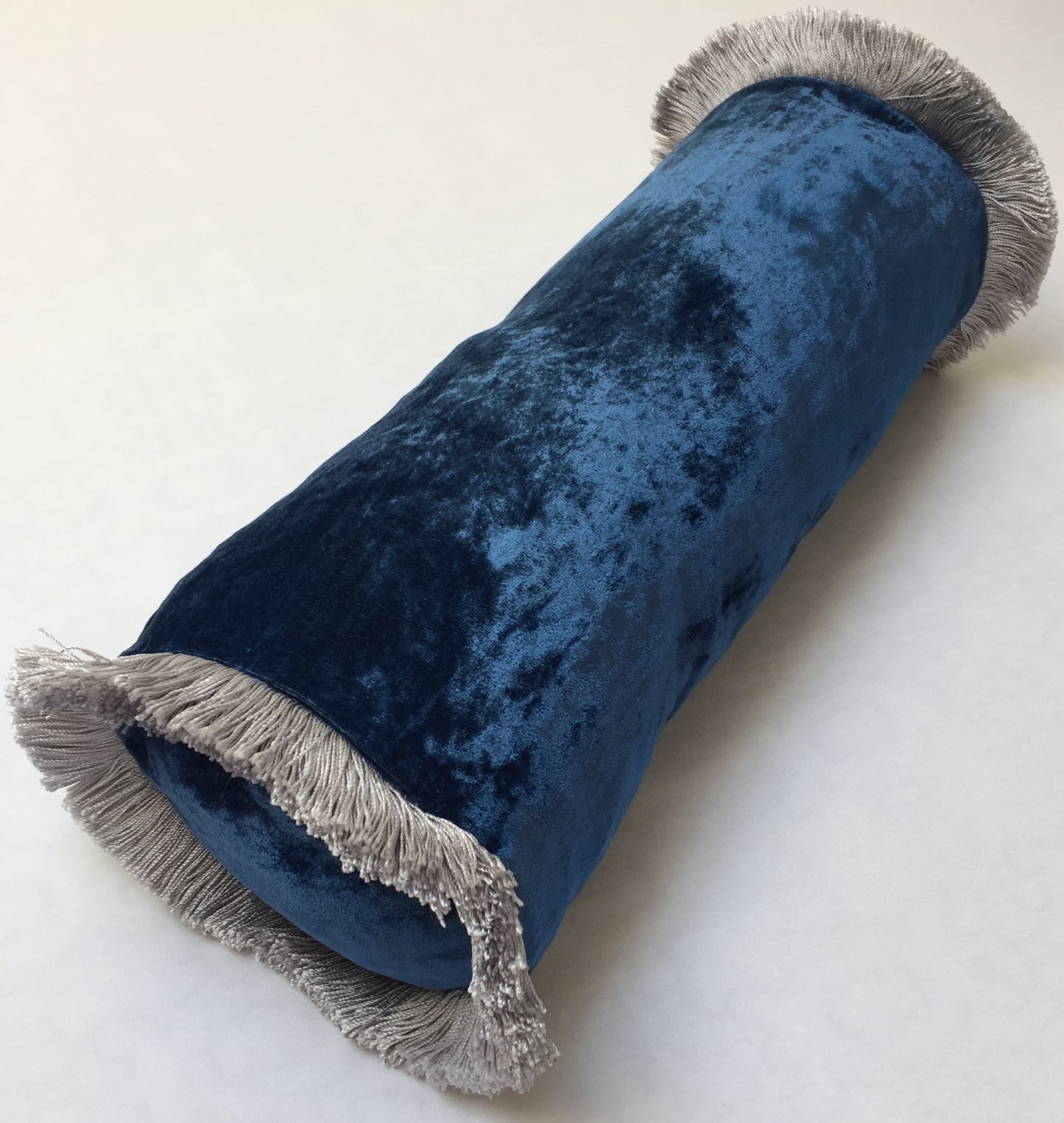 Anke Drechsel Rollkissen PLAIN Silber Franzen Seiden Samt Cobalt Blau