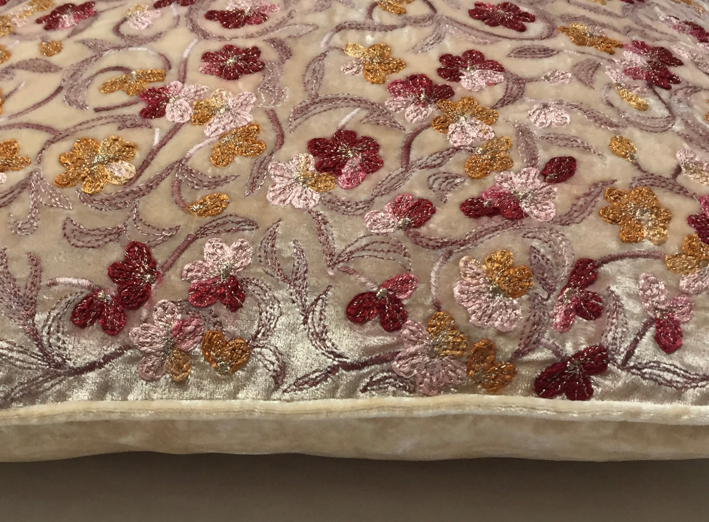 Anke Drechsel Kissen RAYMON Champagne Metallic Bestickt Silk Velvet Rosa