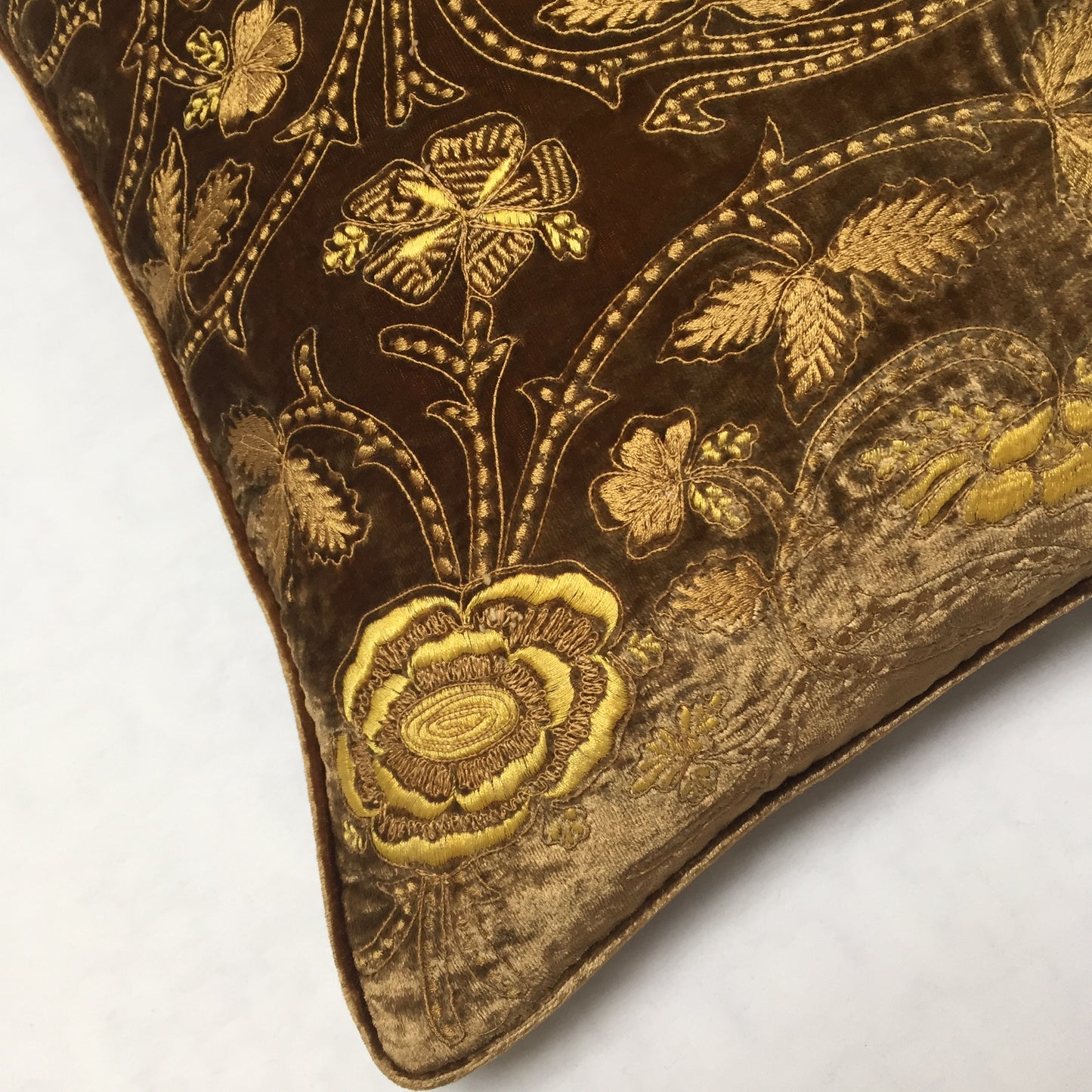 Anke Drechsel Kissen ERNA Light Brown Bestickt Seiden Samt Braun Gold