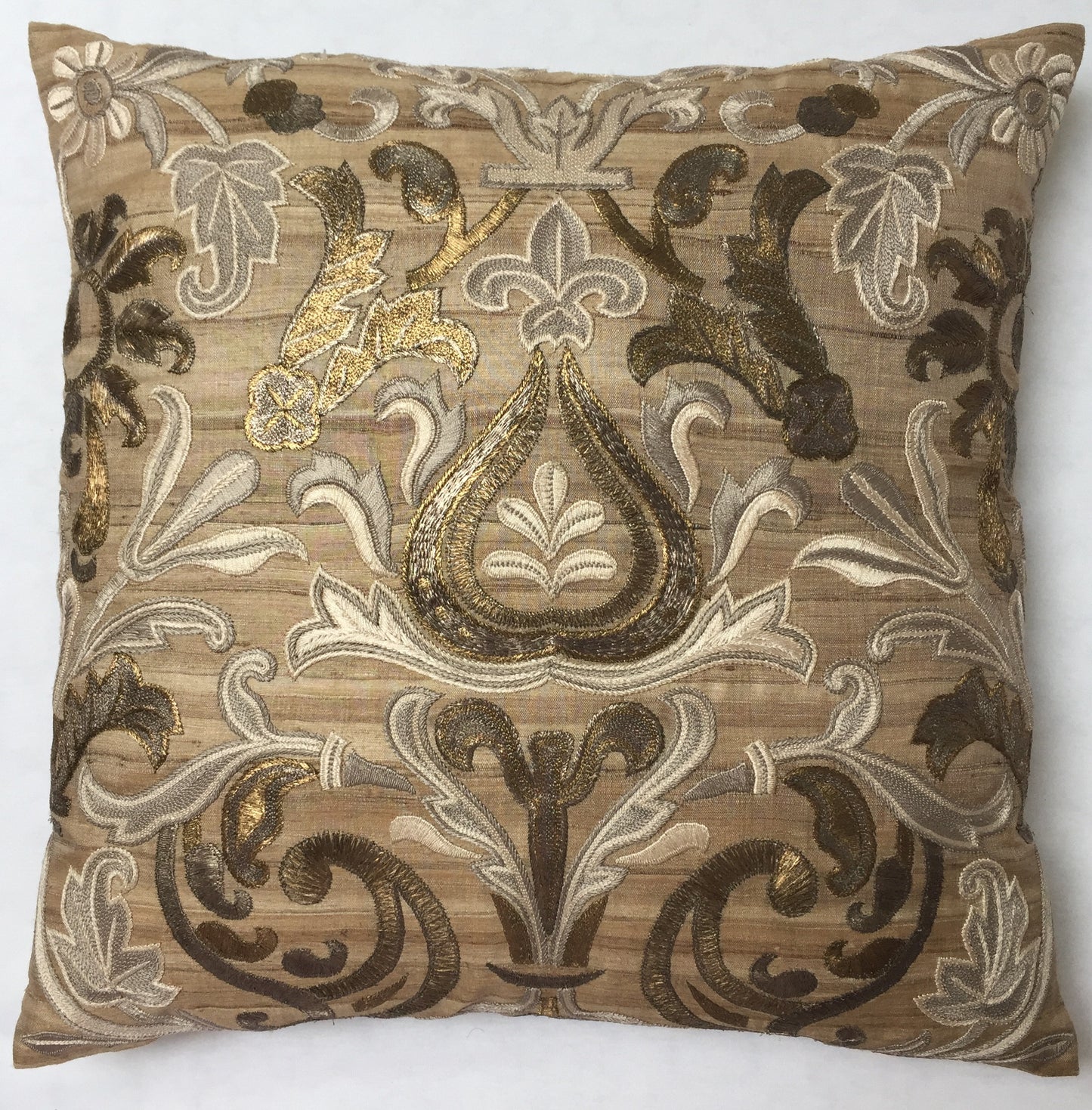 Anke Drechsel Kissen Haute Couture Natural Metallic Bestickt Naturseide Beige