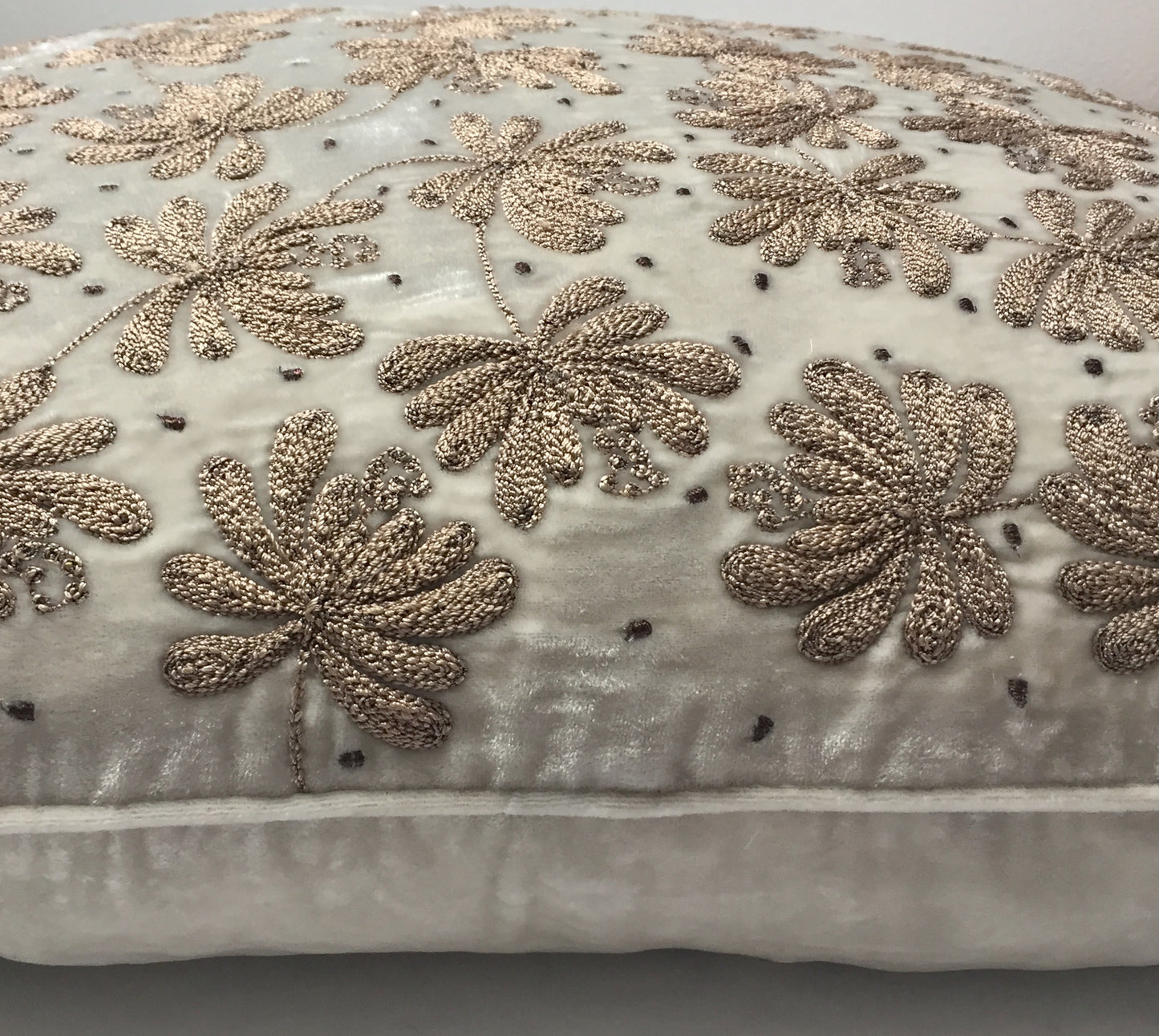 Anke Drechsel Kissen SELINA Silber Bestickt Seiden Samt Beige