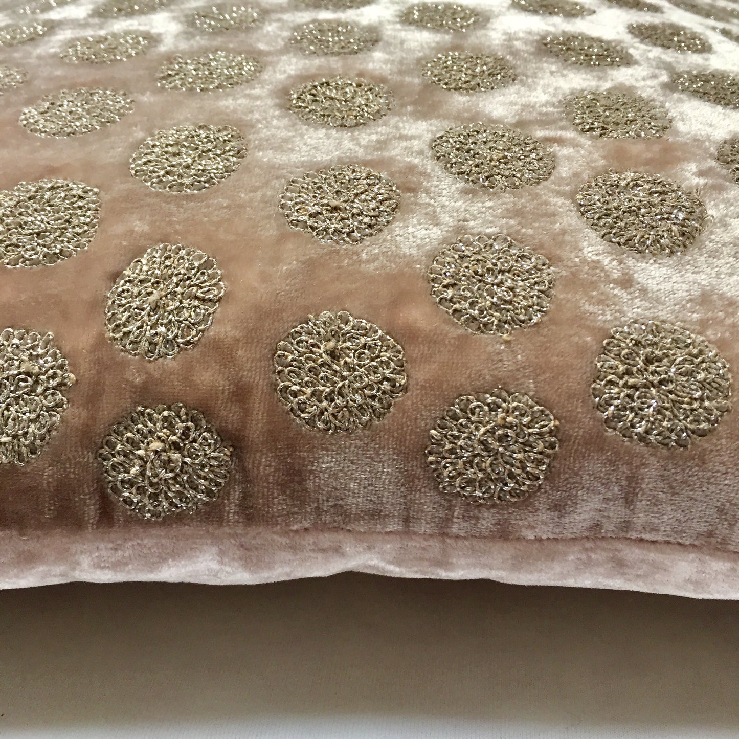 Anke Drechsel Kissen MEDAL Platinum Bestickt Seiden Samt Beige Silber