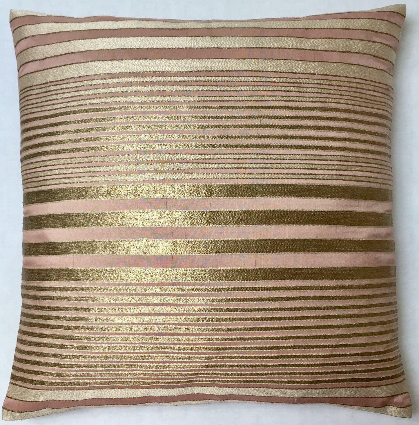 Anke Drechsel Kissen Haute Couture Metallic Rose Bestickt Naturseide Rosa Weiß Gold