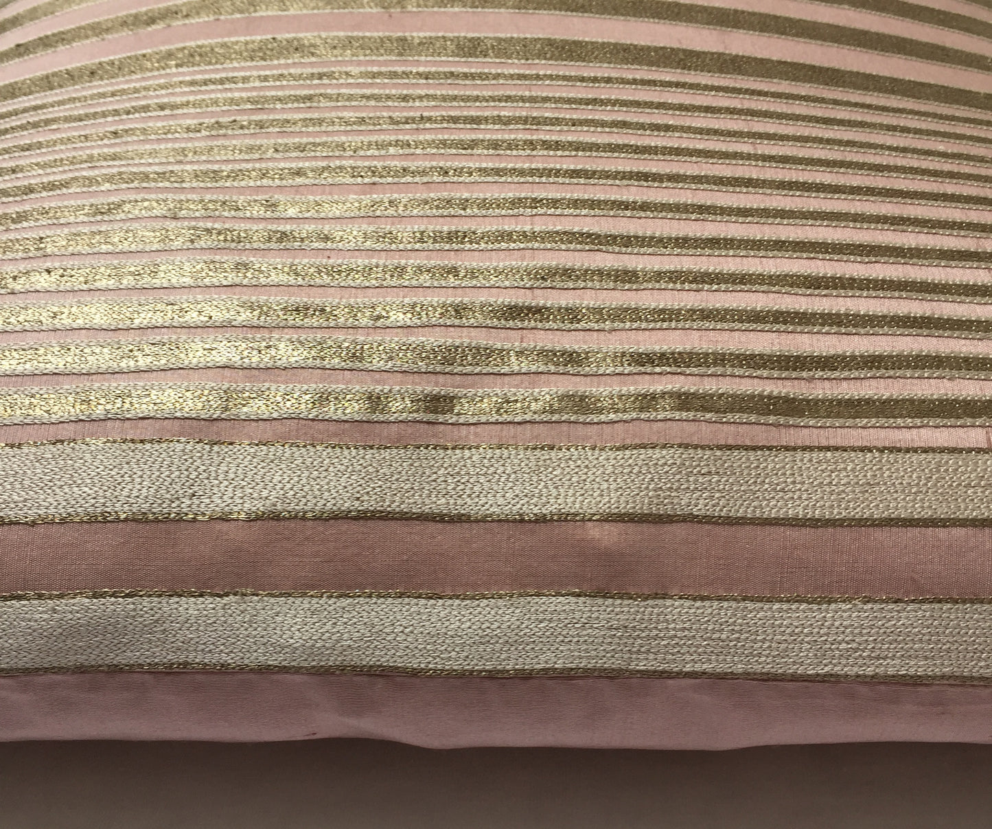 Anke Drechsel Kissen Haute Couture Metallic Rose Bestickt Naturseide Rosa Weiß Gold