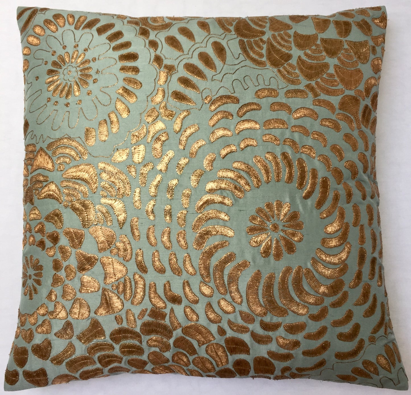 Anke Drechsel Kissen Haute Couture Sky Light Grün Gold Bestickt Natur Seide