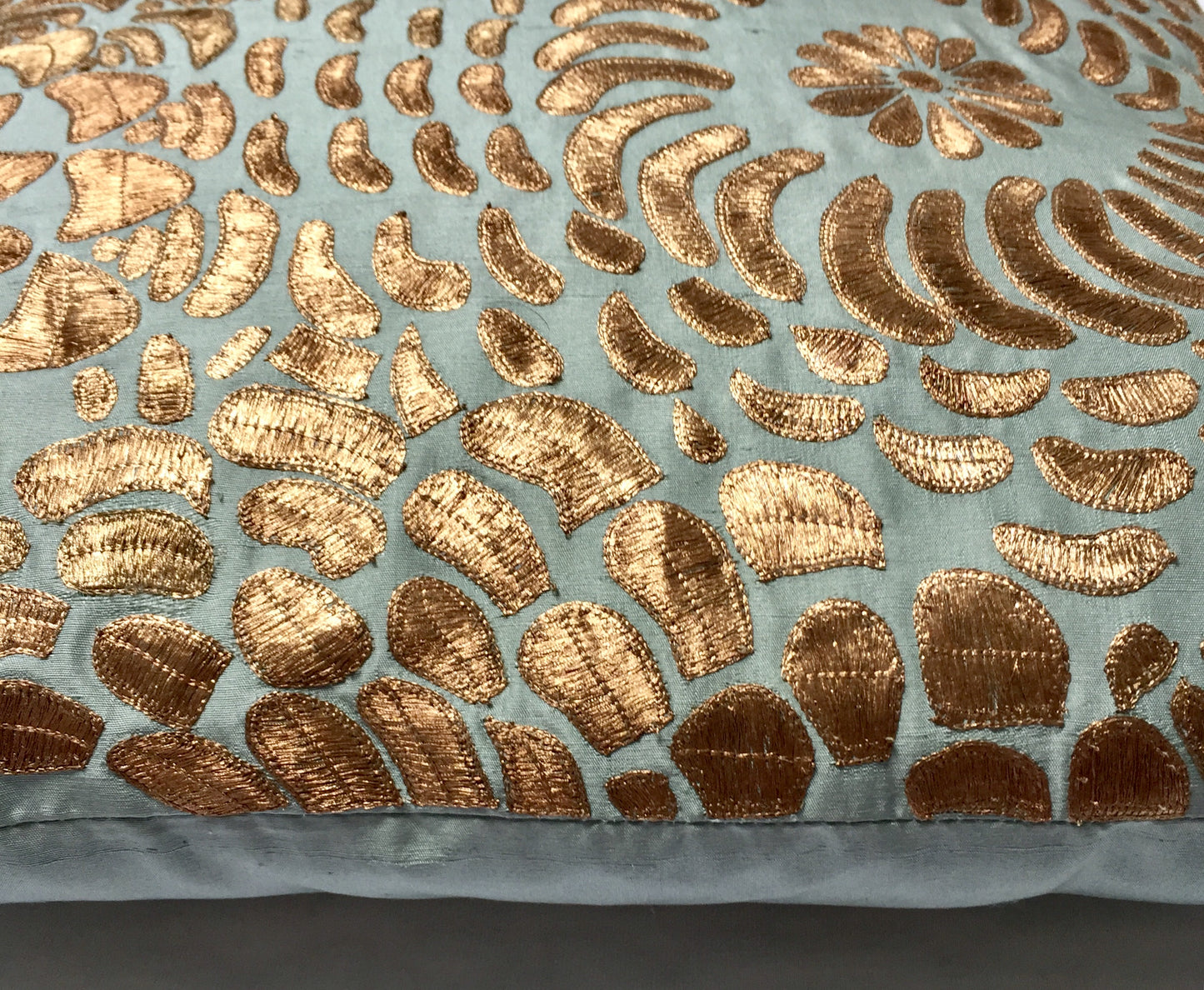 Anke Drechsel Kissen Haute Couture Sky Light Grün Gold Bestickt Natur Seide