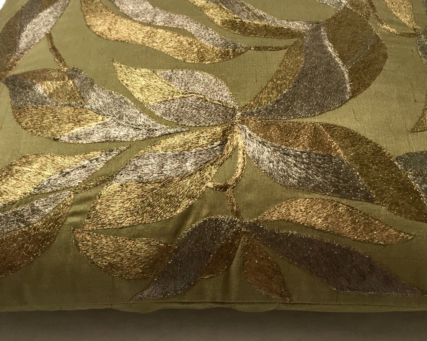 Anke Drechsel Kissen Haute Couture Olive Grün Metallic Bestickt Seide