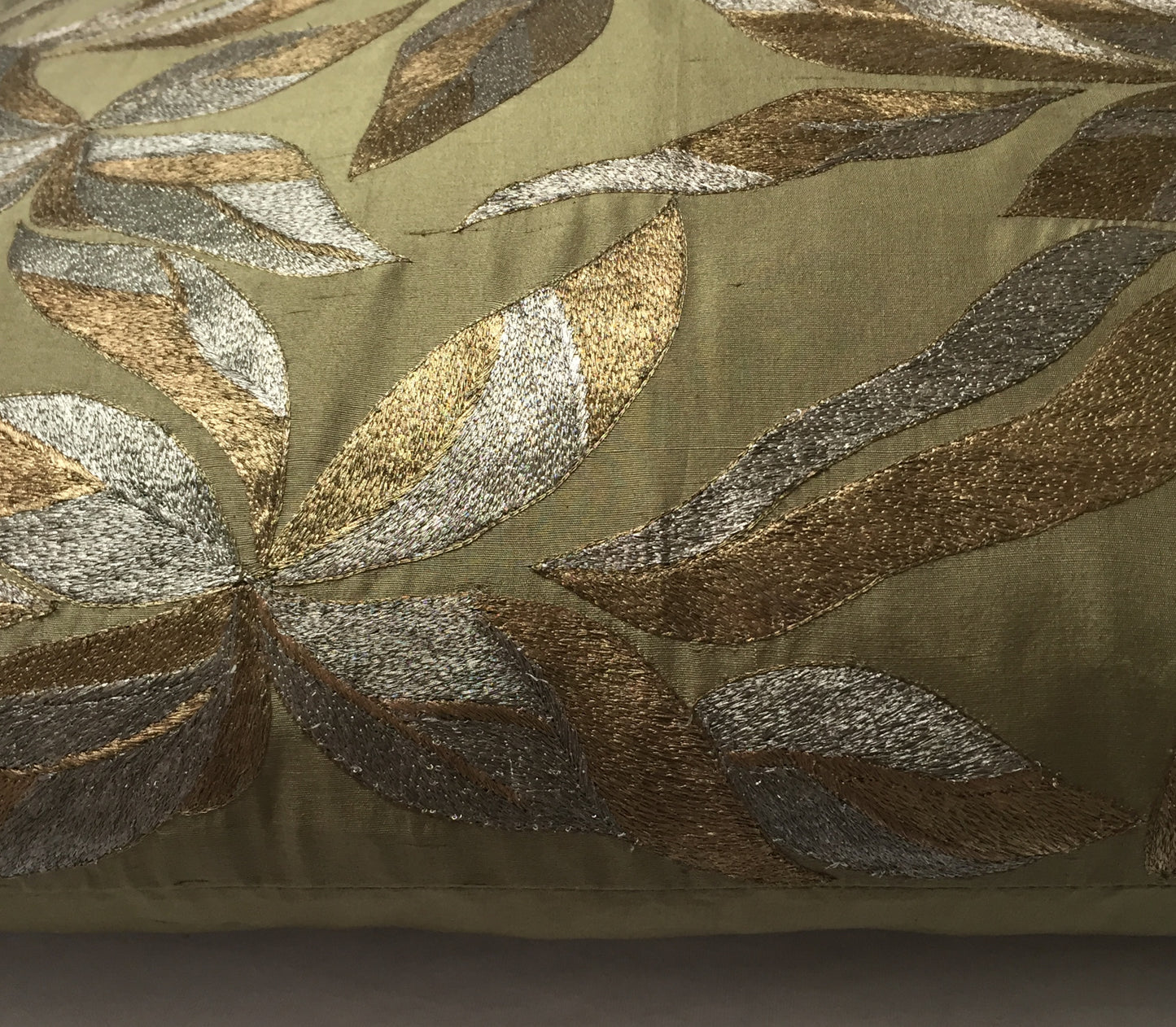 Anke Drechsel Kissen Haute Couture Olive Green Metallic Bestickt Grün