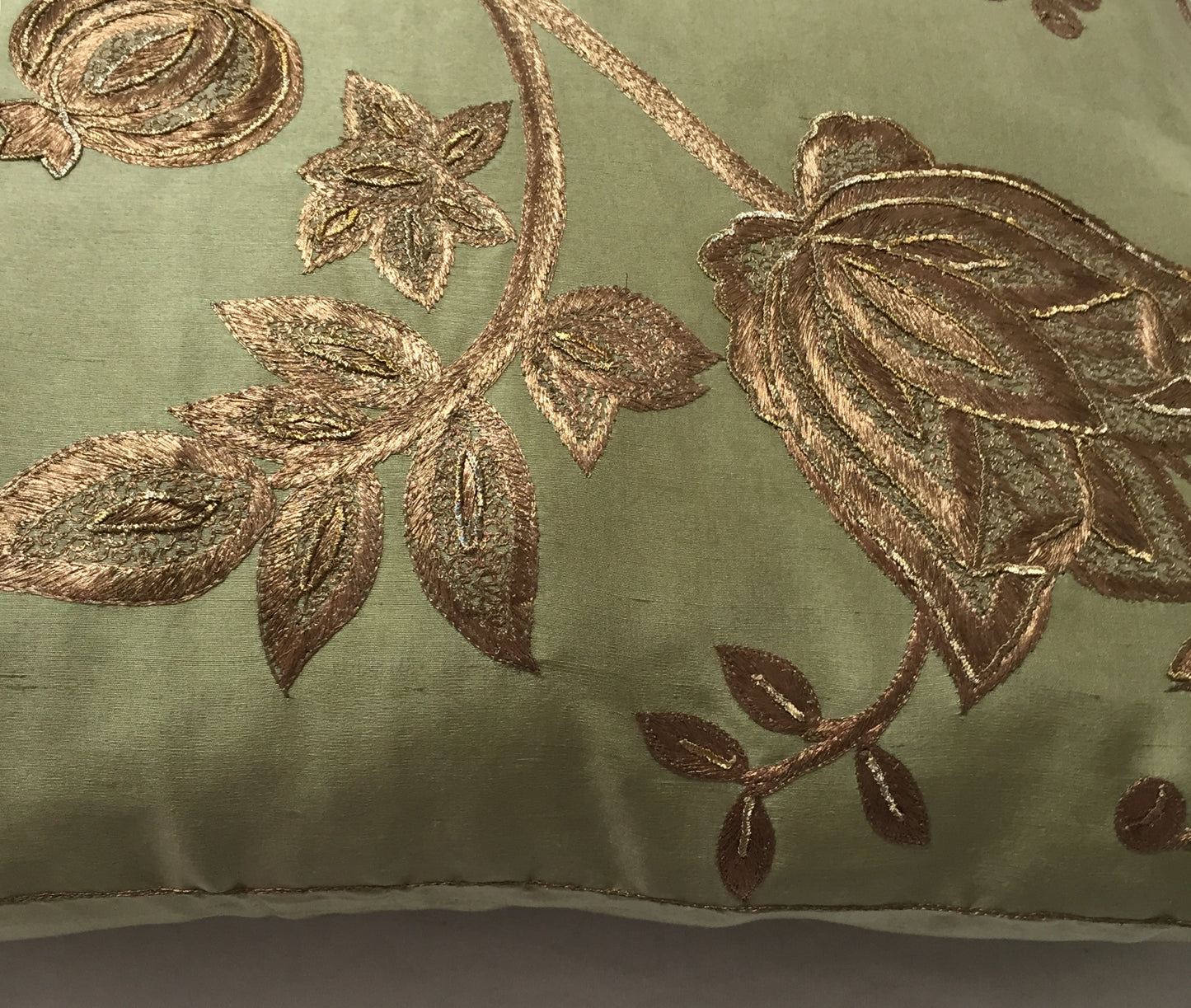 Anke Drechsel Kissen Haute Couture Floral Metallic Bestickt Naturseide Grün Gold