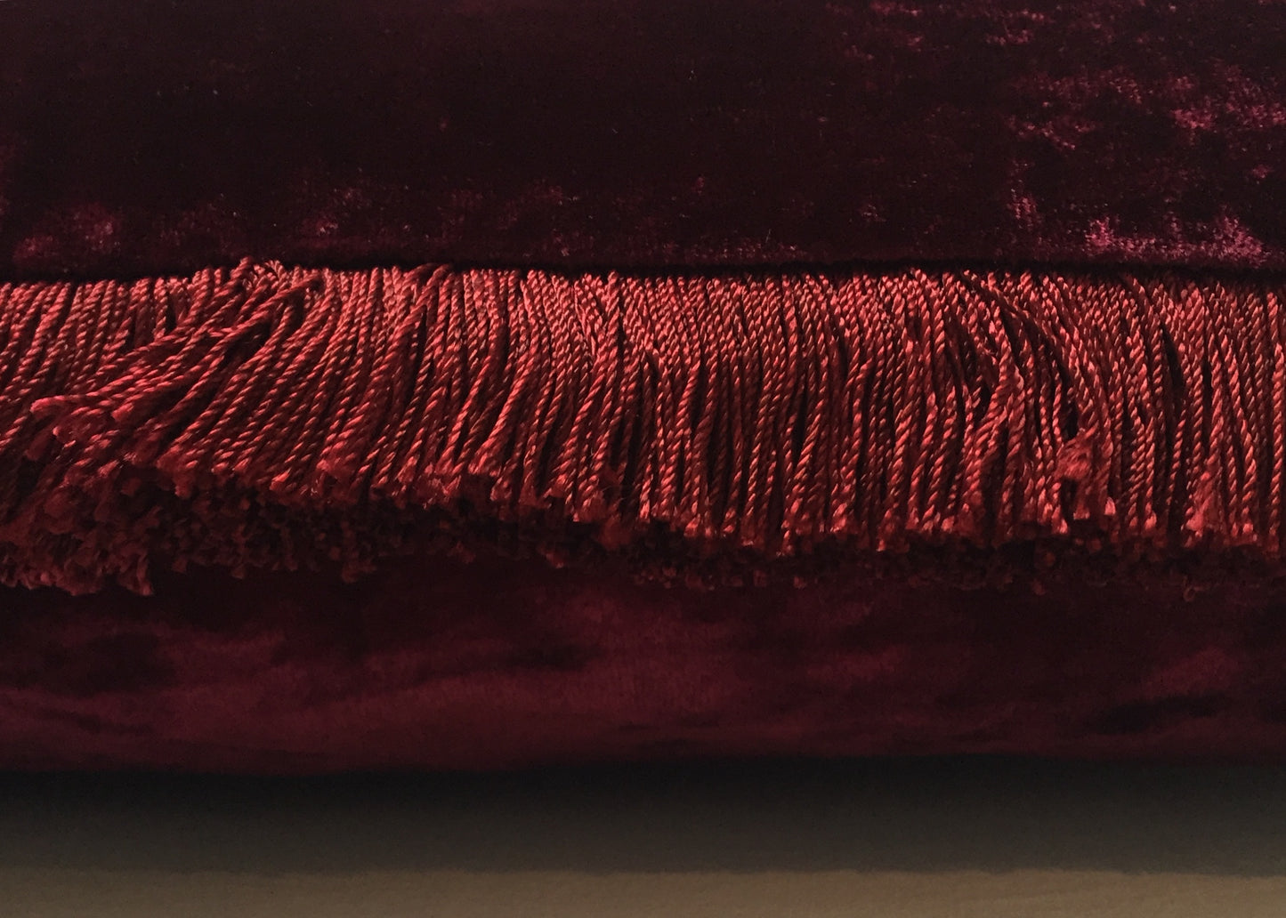 Anke Drechsel Kissen PLAIN Franzen Silk Velvet Wein Rot